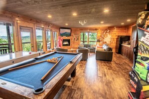 Smart TV, caminetto, videogiochi, tavolo da calcetto