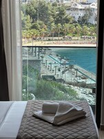 Habitación Deluxe con 2 camas individuales | Caja fuerte, escritorio, cortinas opacas y sistema de insonorización