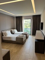 Deluxe Twin Room | In-room safe, desk, blackout drapes, soundproofing