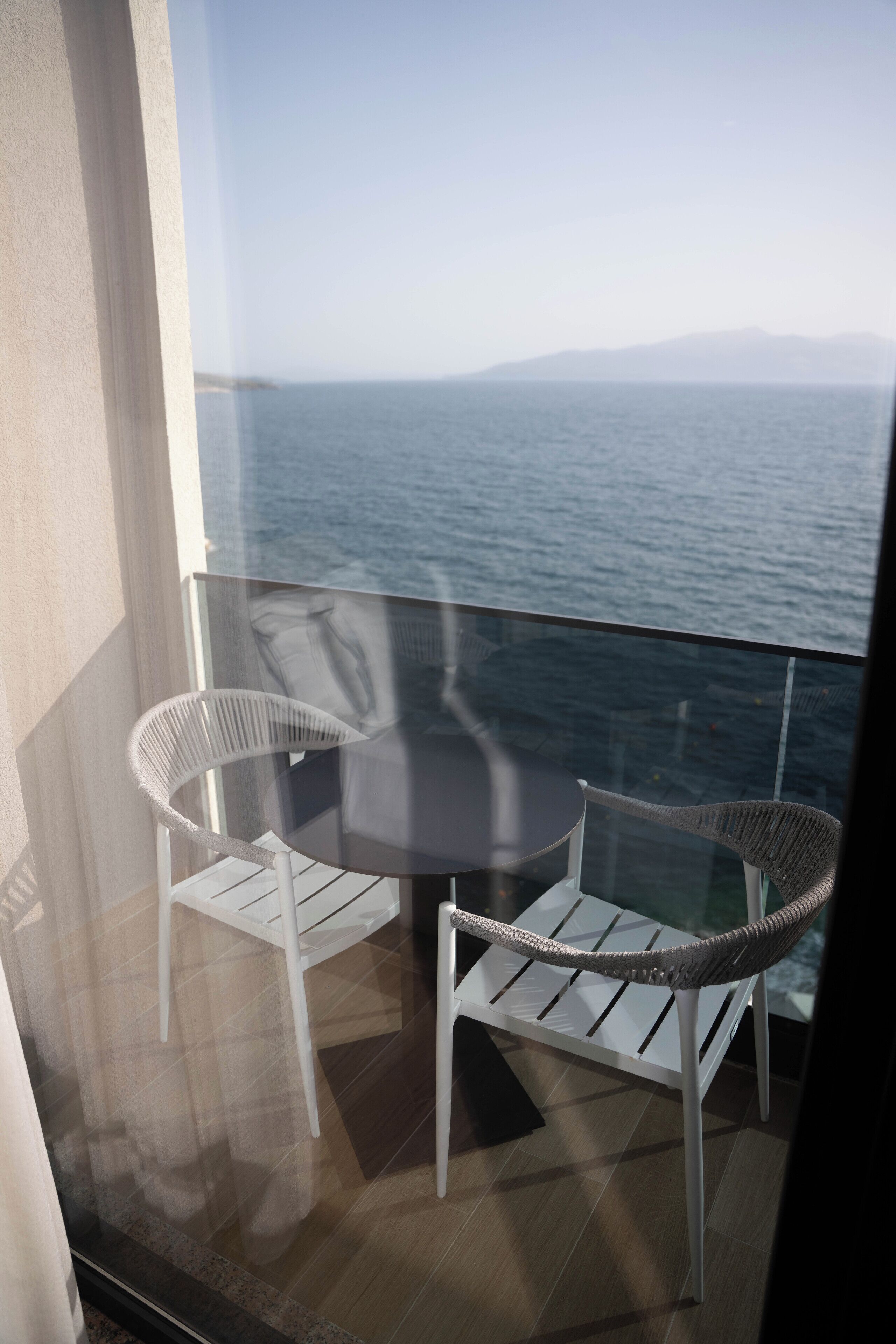 Caja fuerte, escritorio, cortinas opacas y sistema de insonorización