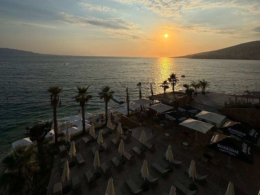 Privat strand, solsenger, parasoller og strandhÄndklÊr