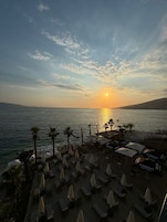 Playa privada, tumbonas, sombrillas y toallas de playa