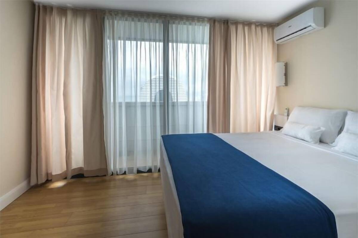 Escritorio, espacio para trabajar con laptop y cortinas blackout 