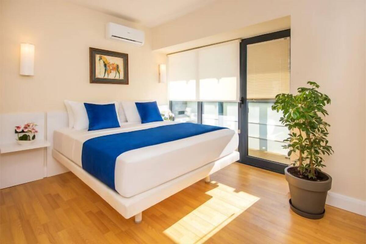 Escritorio, espacio para trabajar con laptop y cortinas blackout 