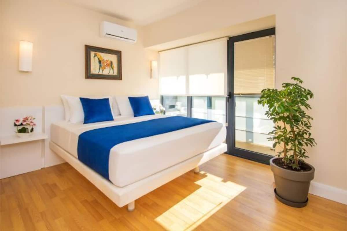 1 habitación, escritorio y espacio para trabajar con laptop