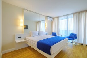 Escritorio, espacio para trabajar con laptop y cortinas blackout 