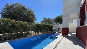 A swimming pool with tiled flooring and a metal safety barrier. - 2 Bedroom Villa With Heated Pool (Torre-Pacheco)