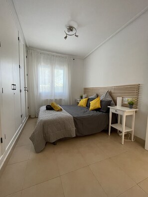 2 chambres, coffres-forts dans les chambres, bureau