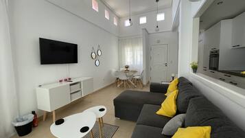 Een smart-tv en een computerscherm