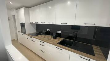 Réfrigérateur, four, bouilloire électrique, grille-pain