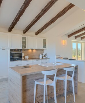 Kjøleskap, ovn, kokeplater og oppvaskmaskin