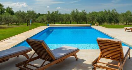 Haus with pool in the greenery