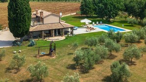 A large house with a swimming pool, surrounded by a well-maintained lawn and trees. - Elegant Country Villa with Private Pool near Tar, Istria (Tar)