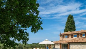 A pool area with lounge chairs and a pergola. - Elegant Country Villa with Private Pool near Tar, Istria (Tar)