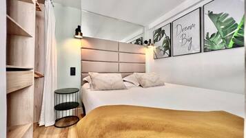 1 habitación, tabla de planchar con plancha, wifi gratis y ropa de cama