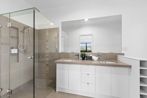 Bathroom - 10BR birdwatch house Great Ocean Road  (Leopold)