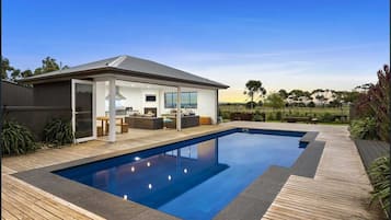 Kolam renang outdoor musiman