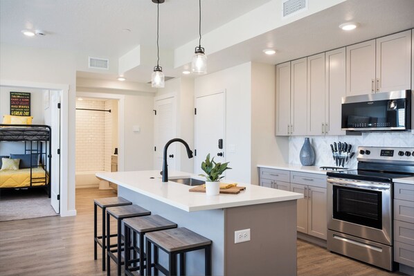 Réfrigérateur, four à micro-ondes, un four, surface de cuisson