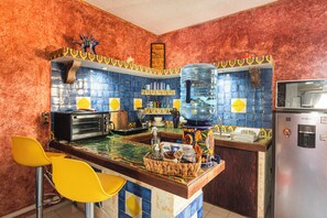 Een koelkast, een magnetron, een koffiezetapparaat/waterkoker