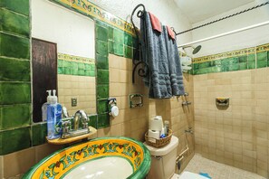 Douche, serviettes fournies, savon, shampooing