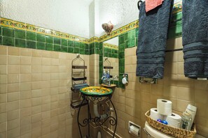 Een douche, handdoeken, zeep, shampoo