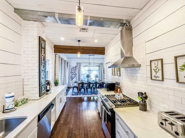 Een koelkast, een magnetron, een oven, een kookplaat