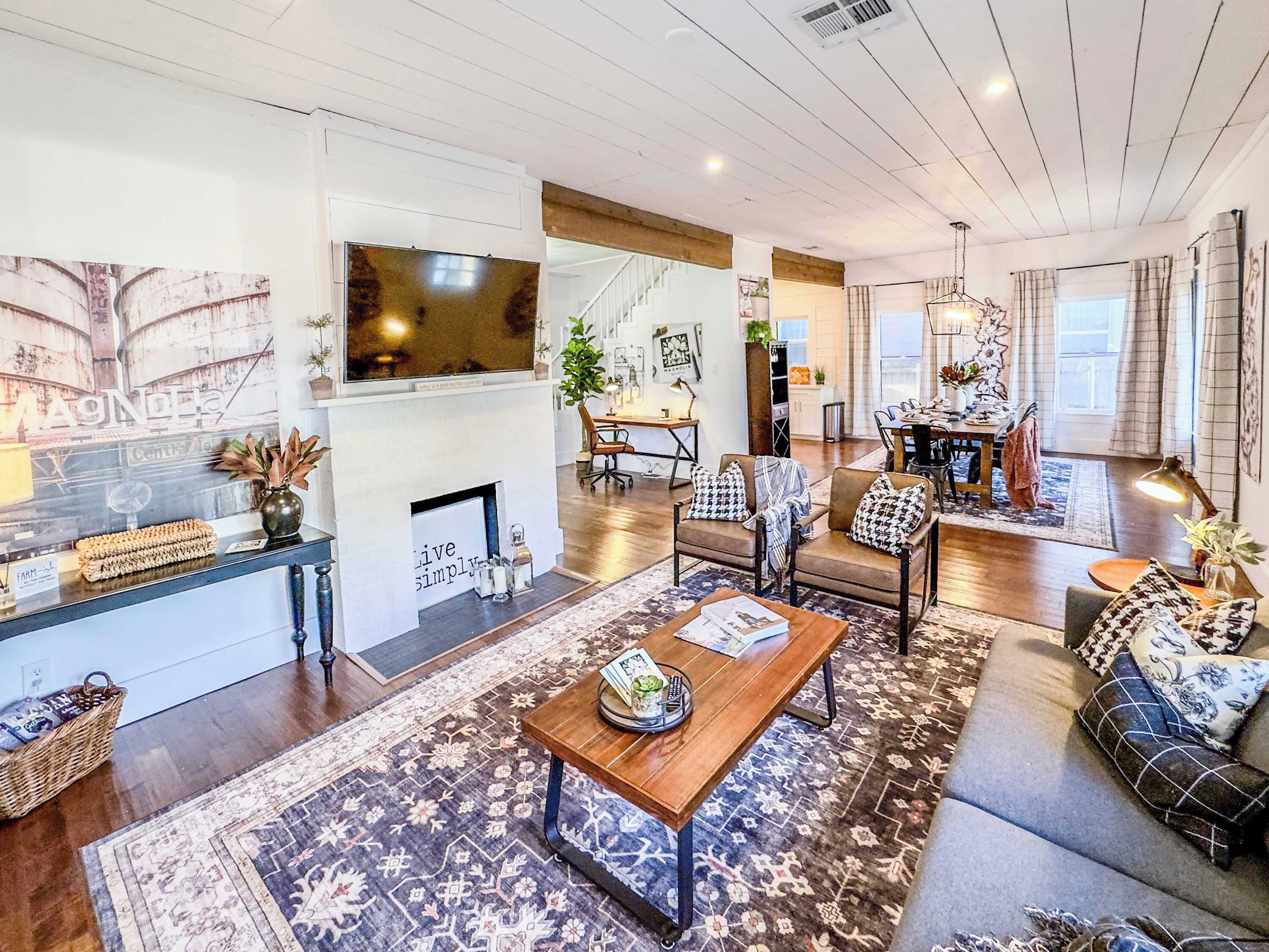 Televisión y oficina 