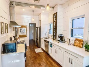 Jääkaappi, mikroaaltouuni, uuni, liesi