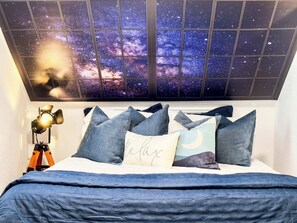5 bedrooms, iron/ironing board, WiFi, bed sheets