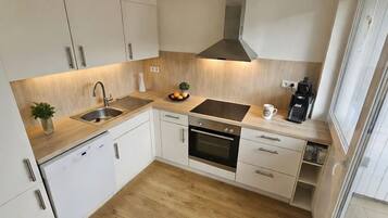 Fridge, oven, stovetop, dishwasher