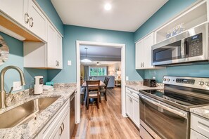 Kühlschrank, Mikrowelle, Herdplatte, Geschirrspüler