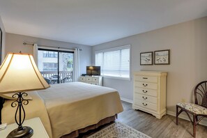 2 bedrooms, iron/ironing board, Internet, bed sheets - Sunset Rentals | Moorings 91 | Dog Friendly (Hilton Head Island)