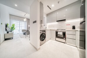 Kühlschrank, Mikrowelle, Ofen, Wasserkocher mit Kaffee-/Teezubehör