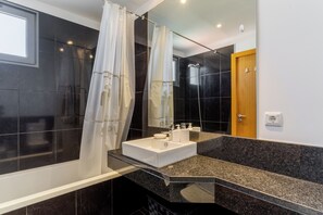 Shower, hair dryer, towels, soap - Jardins do Oceano II (Caniço)