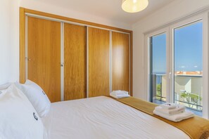 3 quartos, ferros/tábuas de passar roupa, Wi-Fi, roupa de cama
