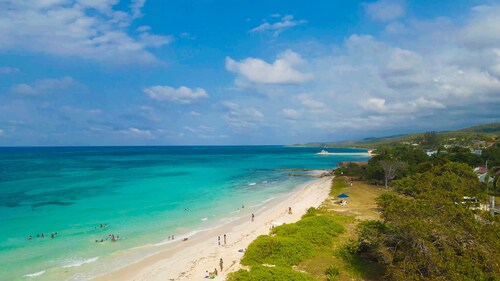 5 minutes walk to the beach! Family-friendly villa with private pool in Trelawny