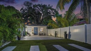 A modern house with a well-maintained lawn and a white fence. - Cozy House /MarlinsStadium/ Brickell / Beach / Airport / Port Cruise /Pets (Miami)