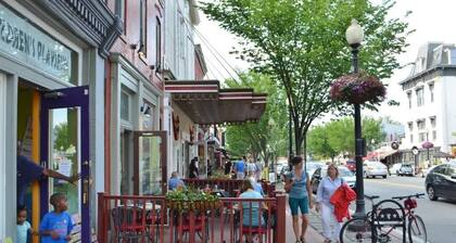 Barracks Row & Eastern Market Oasis, Transit-Friendly!