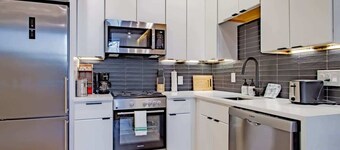 Barracks Row & Eastern Market Oasis, Transit-Friendly!