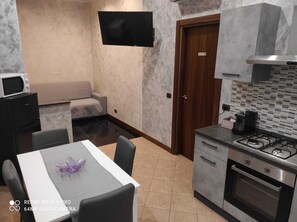 Private kitchen - Top Apartments Rome 1, Near subway, for visiting the center private parking (Roma)