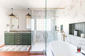 Badekar, hårføner, håndklær og såpe