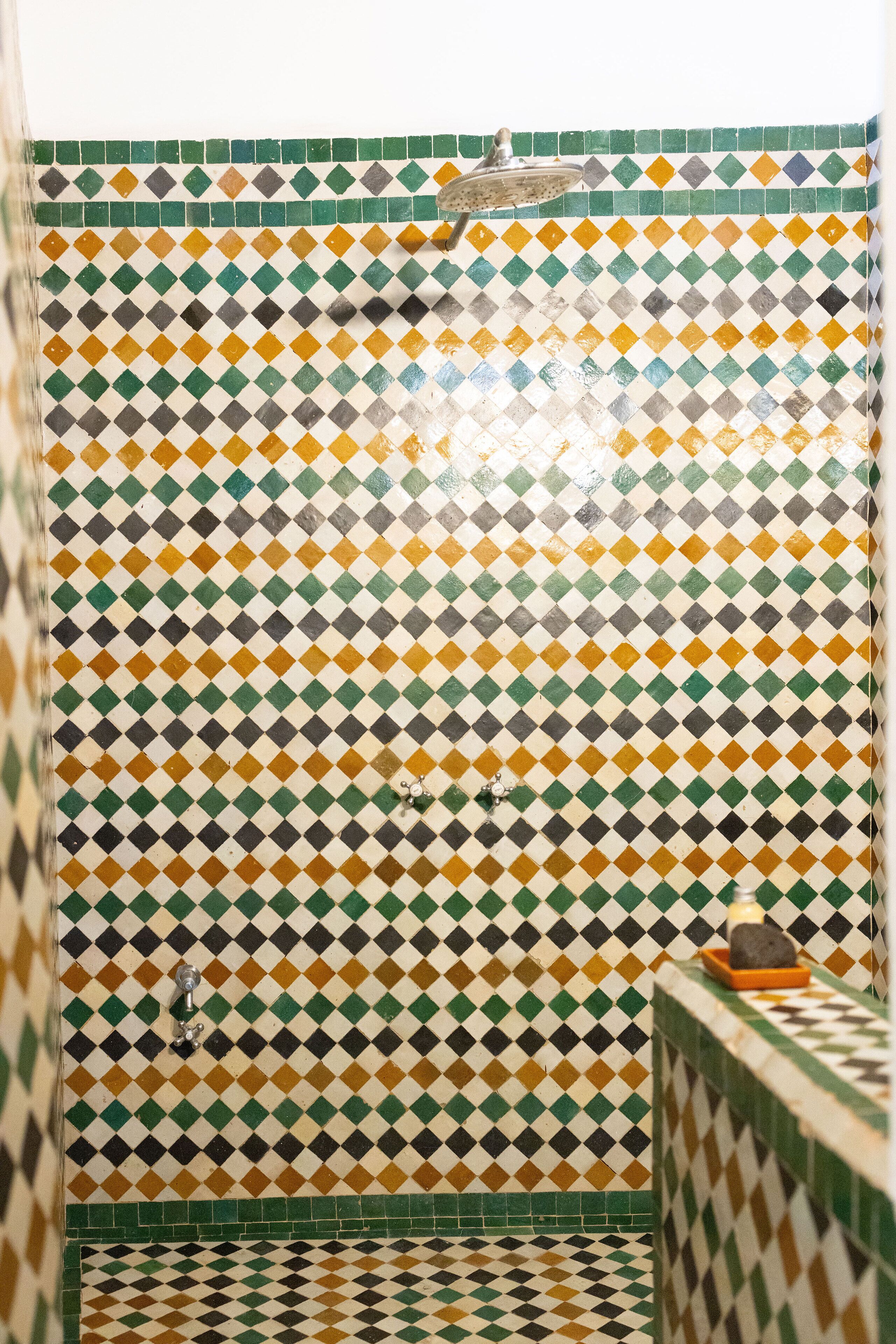 Een badkamer met een zwart-wit geruit patroon op de wanden en de vloer.
