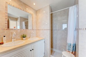 Douche, séchoir à cheveux, serviettes fournies, papier de toilette