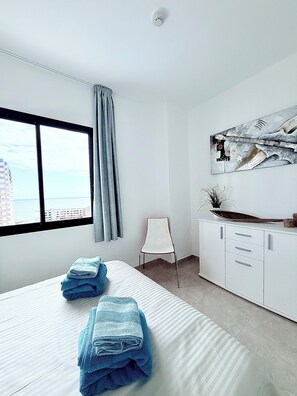 2 makuuhuonetta, tallelokero huoneessa, silitysrauta/-lauta