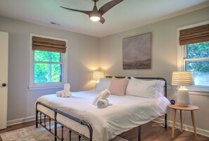 3 habitaciones, tabla de planchar con plancha y cuna de viaje 