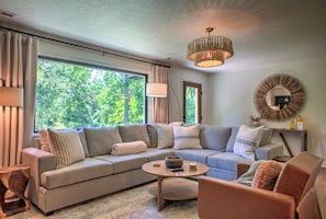 Smart TV, fireplace, books - Hilltop Haven | Hot Tub, Huge Yard + Biltmore Pass | 8 Mins to Asheville (Asheville)