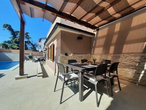 Outdoor dining - Villa Magnifica in Pula (Pula)