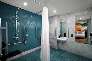 Douche, sèche-cheveux, serviettes fournies