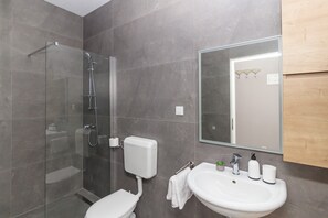 أحواض استحمام، مجففات شعر، مناشف