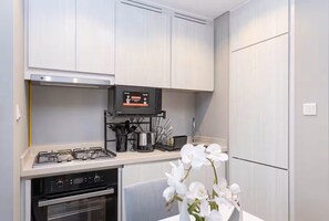 Frigorifero, microonde, piano cottura, macchina per tè/caffè